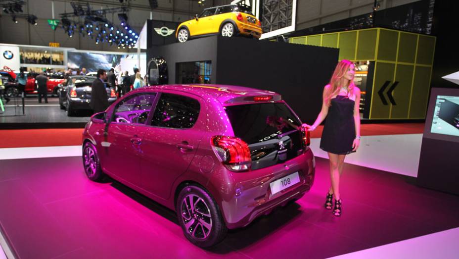 Veja as belas Garotas do <a href="https://beta-develop.quatrorodas.abril.com.br/noticias/saloes/genebra-2014/" rel="migration">Sal&atilde;o de Genebra 2014</a>