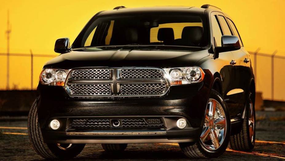 A tradicional grade frontal em desenho de cruz deixa claro que ele é um Dodge | <a href="https://beta-develop.quatrorodas.abril.com.br/carros/lancamentos//dodge-durango-736268.shtml" rel="migration">Leia mais</a>