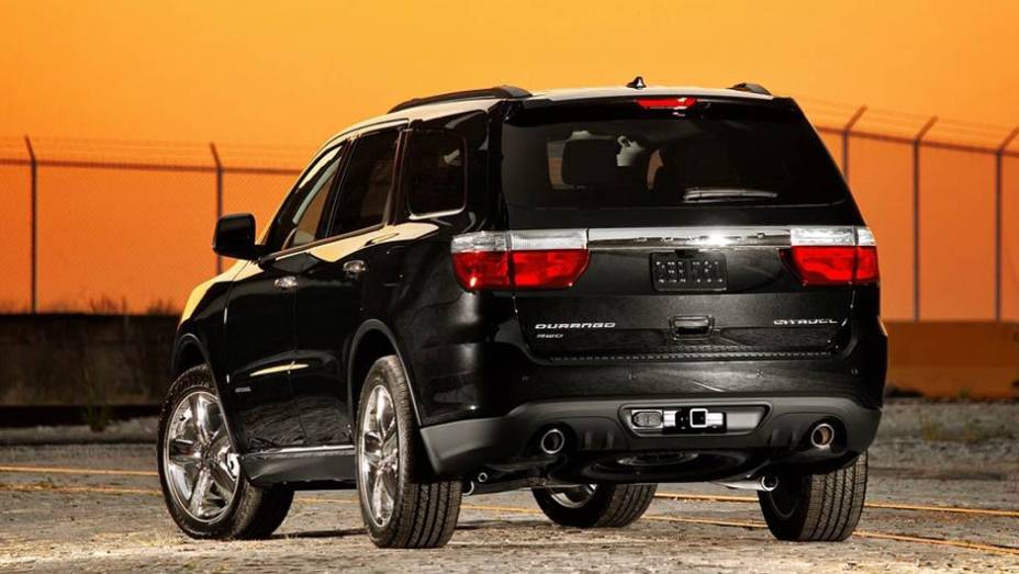 O Durango ser&aacute; vendido aqui em duas vers&otilde;es (Crew e Citadel), ambas bem equipadas | <a href="https://beta-develop.quatrorodas.abril.com.br/carros/lancamentos//dodge-durango-736268.shtml" rel="migration">Leia mais</a>
