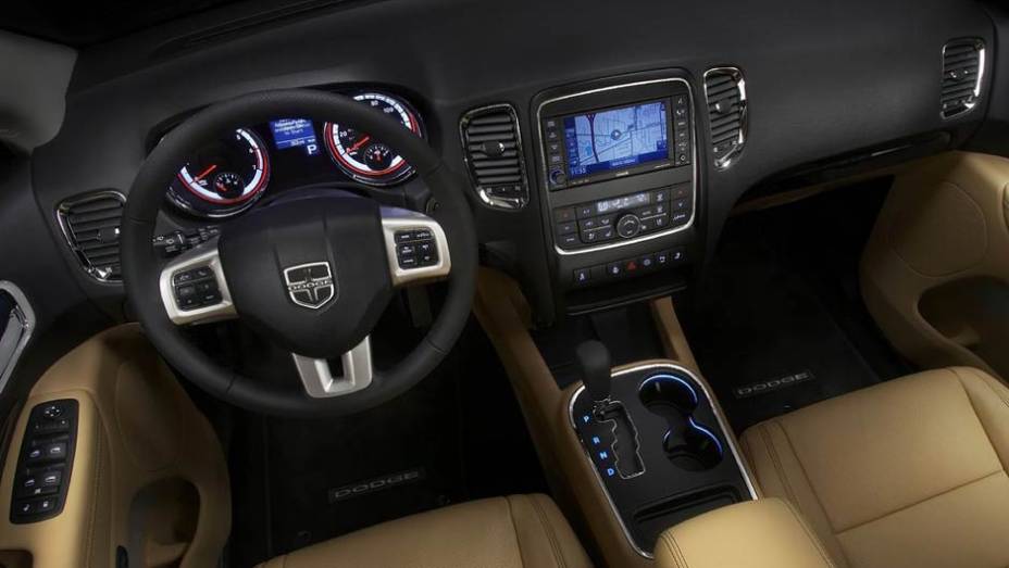 Por dentro, acabamento de boa qualidade e muitos equipamentos, incluindo DVD e ar-condicionado com três zonas de temperatura | <a href="https://beta-develop.quatrorodas.abril.com.br/carros/lancamentos//dodge-durango-736268.shtml" rel="migration">Leia mais</a> Por dentro, acabamento de boa qualidade e muitos equipamentos, incluindo DVD e ar-condicionado com três zonas de temperatura | <a href="https://beta-develop.quatrorodas.abril.com.br/carros/lancamentos//dodge-durango-736268.shtml" rel="migration">Leia mais</a>