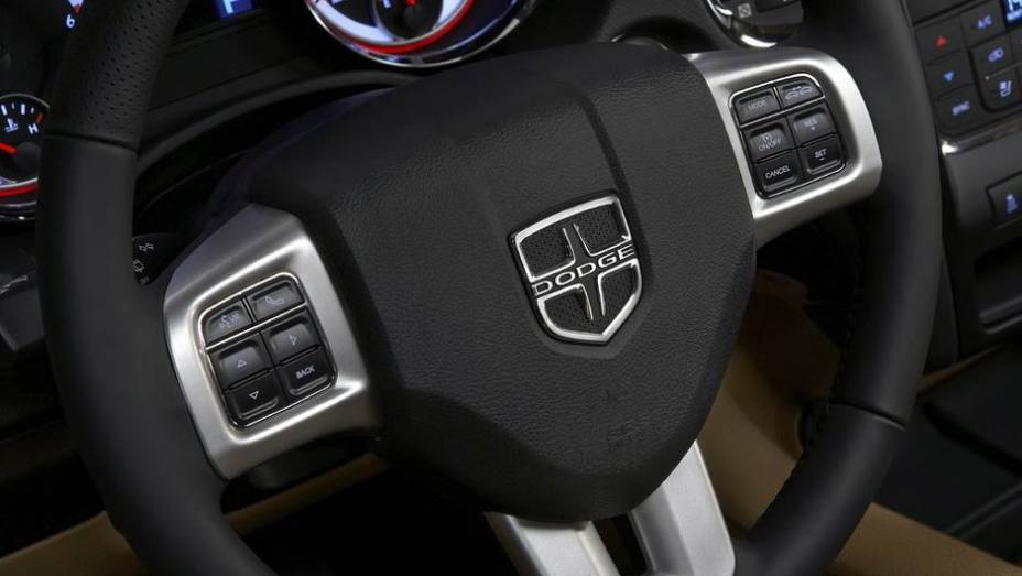 Comandos de som no volante s&atilde;o de s&eacute;rie, mas falta um GPS; pre&ccedil;os do Durango come&ccedil;am em R$ 179.900 | <a href="https://beta-develop.quatrorodas.abril.com.br/carros/lancamentos//dodge-durango-736268.shtml" rel="migration">Leia mais</a>