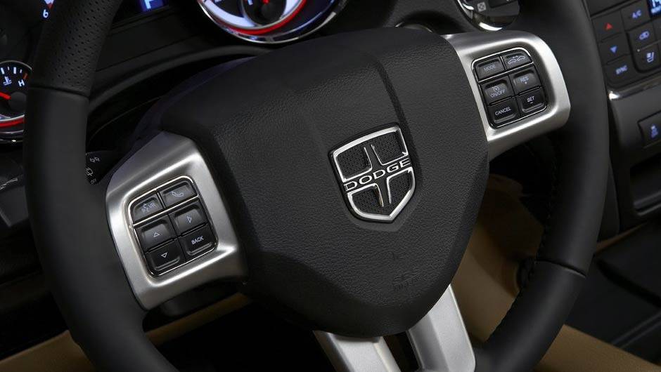 Comandos de som no volante s&atilde;o de s&eacute;rie, mas falta um GPS; pre&ccedil;os do Durango come&ccedil;am em R$ 179.900 | <a href="https://beta-develop.quatrorodas.abril.com.br/carros/lancamentos//dodge-durango-736268.shtml" rel="migration">Leia mais</a>
