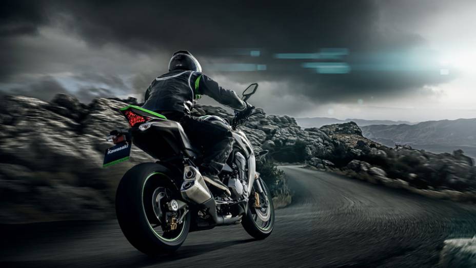 A capacidade do seu tanque de combust&iacute;vel foi aumentada de 15 para 17 litros | <a href="https://beta-develop.quatrorodas.abril.com.br/moto/noticias/kawasaki-lanca-z1000-2015-brasil-778522.shtml" rel="migration">Leia mais</a>