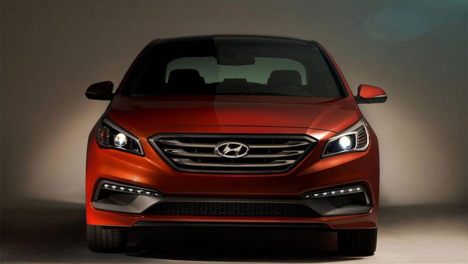O carro apresenta um novo painel frontal, uma grade revista e um acabamento cromado adicional | <a href="https://beta-develop.quatrorodas.abril.com.br/noticias/saloes/new-york-2014/hyundai-revela-sonata-2015-nova-york-779988.shtml" rel="migration">Leia mais</a> O carro apresenta um novo painel frontal, uma grade revista e um acabamento cromado adicional | <a href="https://beta-develop.quatrorodas.abril.com.br/noticias/saloes/new-york-2014/hyundai-revela-sonata-2015-nova-york-779988.shtml" rel="migration">Leia mais</a>