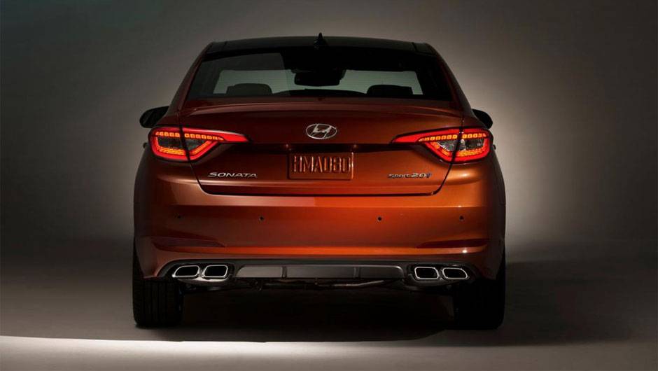 Vers&atilde;o Sport 2.0T tem um sistema de escape com quatro sa&iacute;das e rodas de liga leve de 18 polegadas | <a href="https://beta-develop.quatrorodas.abril.com.br/noticias/saloes/new-york-2014/hyundai-revela-sonata-2015-nova-york-779988.shtml" rel="migration">Leia mais</a>
