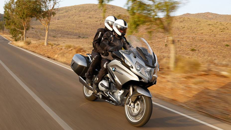Modelo conta com motor boxer bicil&iacute;ndrico de 1.170 cc, quatro tempos, sistema de refrigera&ccedil;&atilde;o mista (ar/l&iacute;quido), duplo comando de v&aacute;lvulas no cabe&ccedil;ote (DOHC) e um eixo balanceador | <a href="https://beta-develop.quatrorodas.abril.com.br/moto/noticias/bmw-lanca-r-1200-" rel="migration"></a>