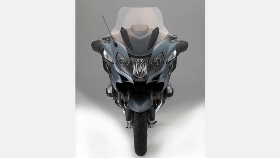 Motor entrega 125 cavalos de pot&ecirc;ncia e 12,7 mkgf de torque | <a href="https://beta-develop.quatrorodas.abril.com.br/moto/noticias/bmw-lanca-r-1200-rt-r-89-900-781251.shtml" rel="migration">Leia mais</a>