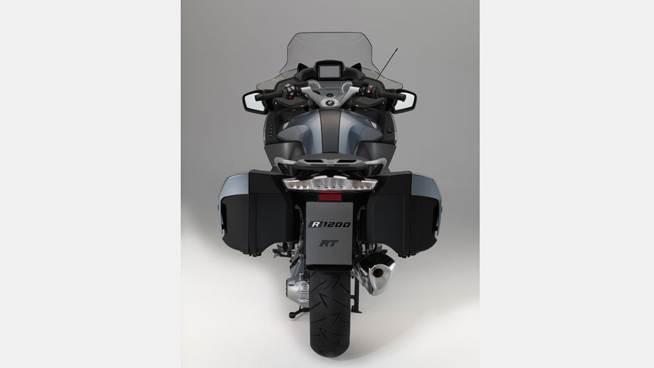 Motocicleta est&aacute; equipada com um c&acirc;mbio de seis velocidades, com rela&ccedil;&atilde;o final por eixo-card&atilde; | <a href="https://beta-develop.quatrorodas.abril.com.br/moto/noticias/bmw-lanca-r-1200-rt-r-89-900-781251.shtml" rel="migration">Leia mais</a>
