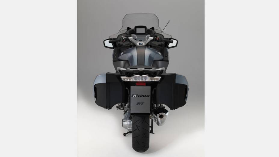 Motocicleta est&aacute; equipada com um c&acirc;mbio de seis velocidades, com rela&ccedil;&atilde;o final por eixo-card&atilde; | <a href="https://beta-develop.quatrorodas.abril.com.br/moto/noticias/bmw-lanca-r-1200-rt-r-89-900-781251.shtml" rel="migration">Leia mais</a>