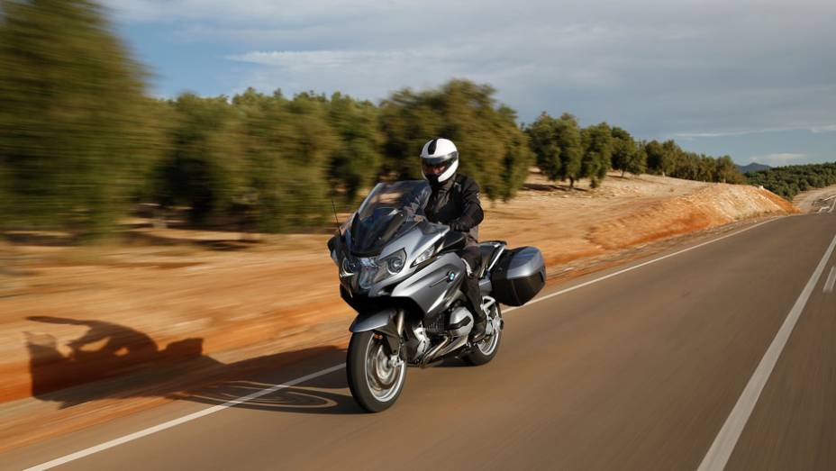 Modelo vem equipado de s&eacute;rie com ABS, controle de tra&ccedil;&atilde;o e ASC (controle de estabilidade) | <a href="https://beta-develop.quatrorodas.abril.com.br/moto/noticias/bmw-lanca-r-1200-rt-r-89-900-781251.shtml" rel="migration">Leia mais</a>