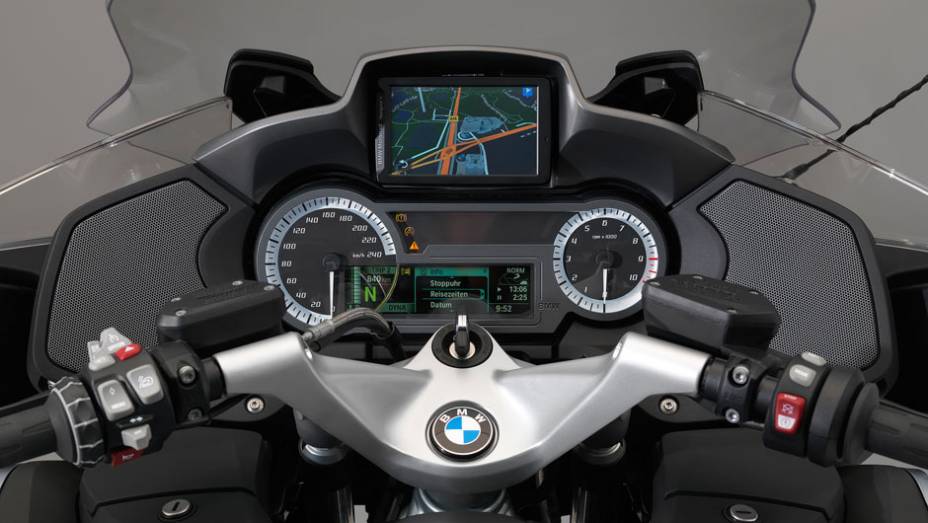 Detalhe do painel | <a href="https://beta-develop.quatrorodas.abril.com.br/moto/noticias/bmw-lanca-r-1200-rt-r-89-900-781251.shtml" rel="migration">Leia mais</a>