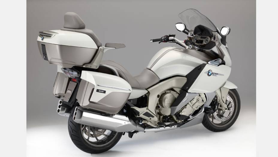 Modelo chega ao Brasil custando R$ 124.500,00 | <a href="https://beta-develop.quatrorodas.abril.com.br/moto/noticias/bmw-apresenta-nova-k-1600-gtl-exclusive-781765.shtml" rel="migration">Leia mais</a>