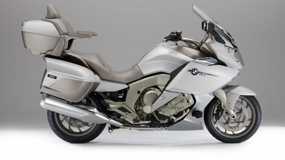 O modelo, equipado com um motor de 1.649 cc com seis cilindros em linha, &eacute; perfeito para aquele motociclista que gosta de encarar longas viagens | <a href="https://beta-develop.quatrorodas.abril.com.br/moto/noticias/bmw-apresenta-nova-k-1600-gtl-exclusive-781765.shtml" rel="migration"></a>