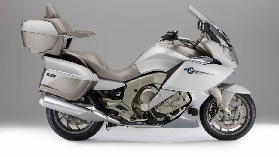 O modelo, equipado com um motor de 1.649 cc com seis cilindros em linha, &eacute; perfeito para aquele motociclista que gosta de encarar longas viagens | <a href="https://beta-develop.quatrorodas.abril.com.br/moto/noticias/bmw-apresenta-nova-k-1600-gtl-exclusive-781765.shtml" rel="migration"></a>
