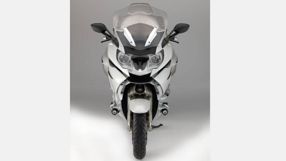 Seus 160 cavalos de pot&ecirc;ncia a 7.750 rpm e 17,85 mkgf de torque a 5.250 rpm empurram a motocicleta de 360 kg (peso seco) com tranquilidade | <a href="https://beta-develop.quatrorodas.abril.com.br/moto/noticias/bmw-apresenta-nova-k-1600-gtl-exclusive-781765.shtml" rel="migration">Leia</a>