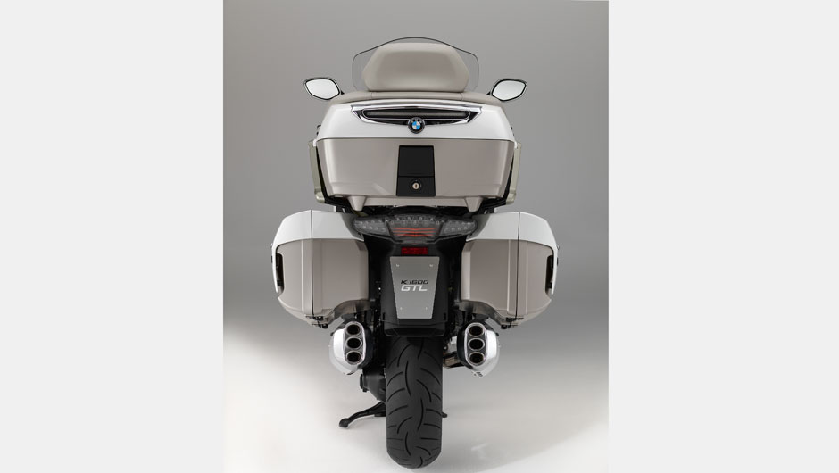 A K 1600 GTL Exclusive conta ainda com alta tecnologia, incluindo freios ABS | <a href="https://beta-develop.quatrorodas.abril.com.br/moto/noticias/bmw-apresenta-nova-k-1600-gtl-exclusive-781765.shtml" rel="migration">Leia mais</a>