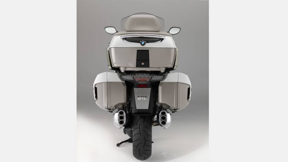 A K 1600 GTL Exclusive conta ainda com alta tecnologia, incluindo freios ABS | <a href="https://beta-develop.quatrorodas.abril.com.br/moto/noticias/bmw-apresenta-nova-k-1600-gtl-exclusive-781765.shtml" rel="migration">Leia mais</a>