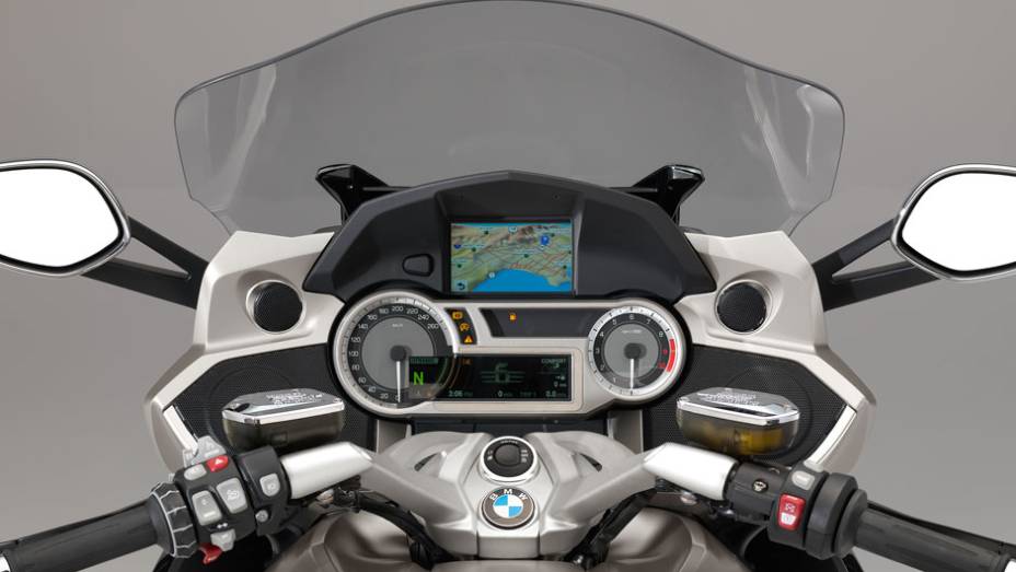 Detalhe do painel | <a href="https://beta-develop.quatrorodas.abril.com.br/moto/noticias/bmw-apresenta-nova-k-1600-gtl-exclusive-781765.shtml" rel="migration">Leia mais</a>