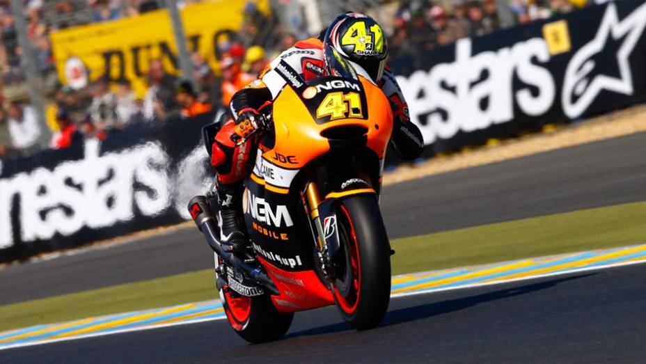 Aleix Espargaró ficou com o oitavo tempo | <a href="https://beta-develop.quatrorodas.abril.com.br/moto/noticias/motogp-marquez-pole-le-mans-783126.shtml" rel="migration">Leia mais</a>