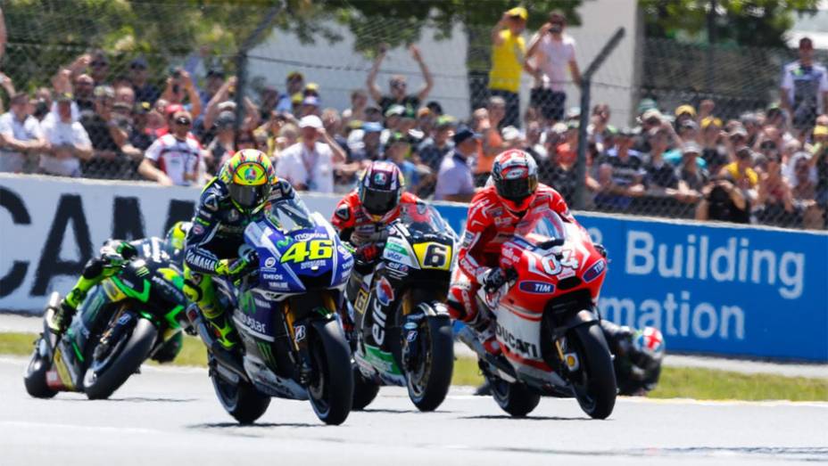 Valentino Rossi ficou com o segundo lugar | <a href="https://beta-develop.quatrorodas.abril.com.br/moto/noticias/motogp-marquez-vence-quinta-seguida-2014-783148.shtml" rel="migration">Leia mais</a>