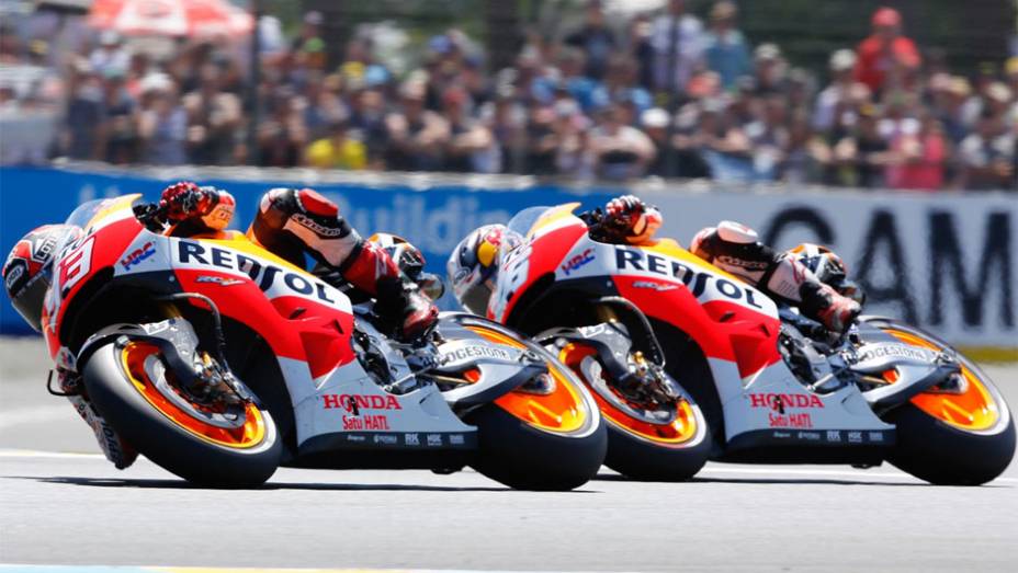 Dani Pedrosa, sendo ultrapassado por M&aacute;rquez, foi o quinto | <a href="https://beta-develop.quatrorodas.abril.com.br/moto/noticias/motogp-marquez-vence-quinta-seguida-2014-783148.shtml" rel="migration">Leia mais</a>