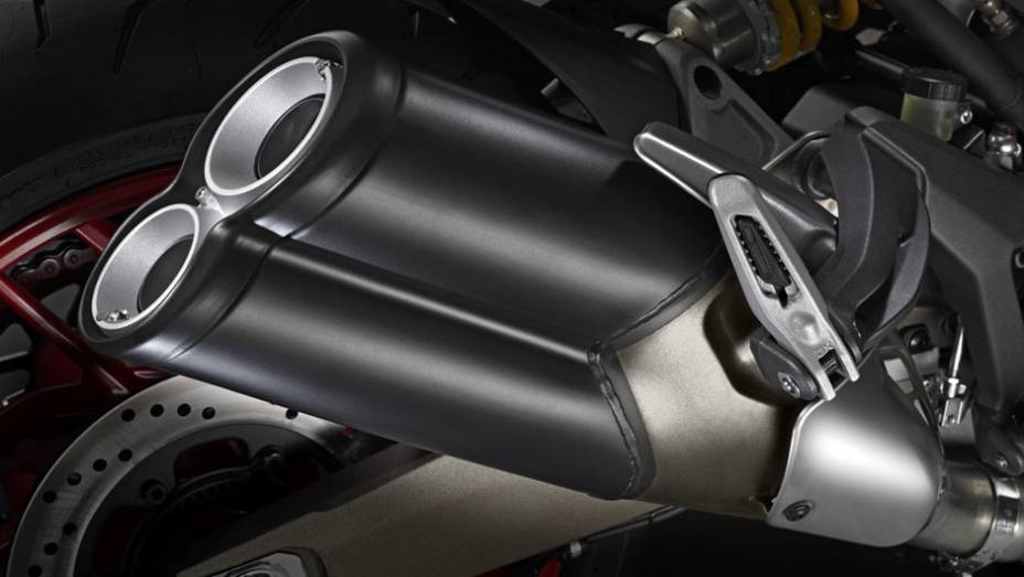 Detalhe do escape duplo | <a href="https://beta-develop.quatrorodas.abril.com.br/moto/noticias/ducati-revela-monster-821-2014-784507.shtml" rel="migration">Leia mais</a>