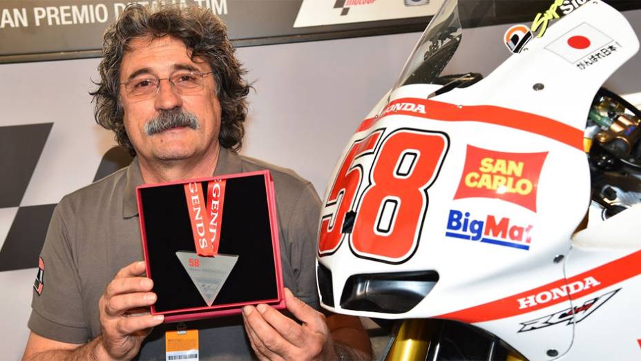 Paolo Simoncelli, pai de Marco, recebeu as homenagens | <a href="https://beta-develop.quatrorodas.abril.com.br/moto/noticias/motogp-marquez-lidera-treinos-mugello-784616.shtml" rel="migration">Leia mais</a>