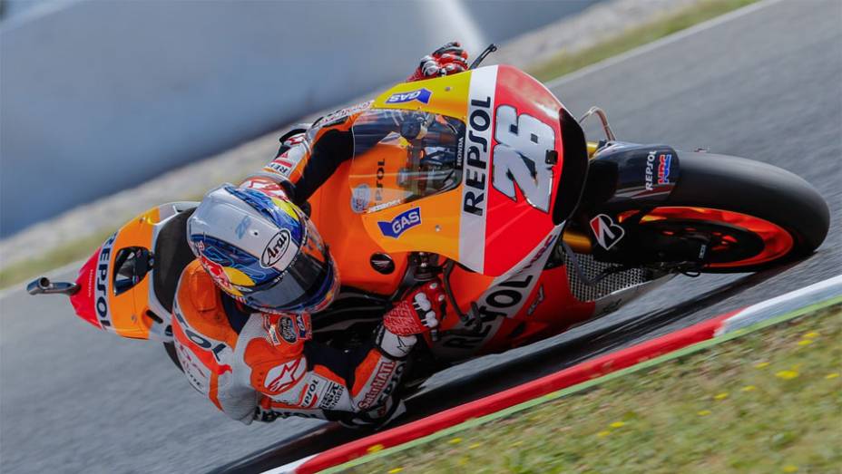 Dani Pedrosa acabou tocando em M&aacute;rquez no final e cruzou a linha de chegada em terceiro | <a href="https://beta-develop.quatrorodas.abril.com.br/moto/noticias/motogp-marquez-vence-corrida-emocionante-barcelona-786084.shtml" rel="migration">Leia mais</a>