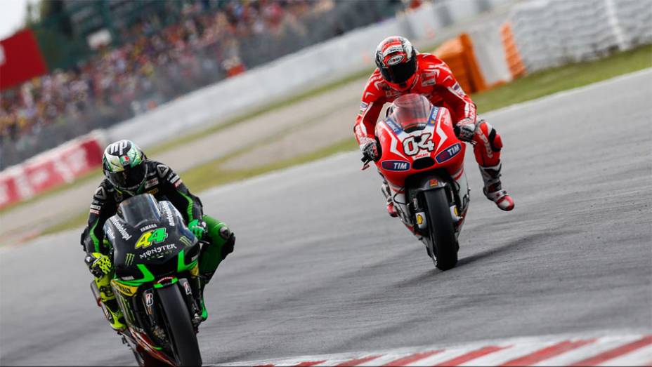 Pol Espargar&oacute; (esquerda) foi o s&eacute;timo, seguido por Andrea Dovizioso, em oitavo | <a href="https://beta-develop.quatrorodas.abril.com.br/moto/noticias/motogp-marquez-vence-corrida-emocionante-barcelona-786084.shtml" rel="migration">Leia mais</a>