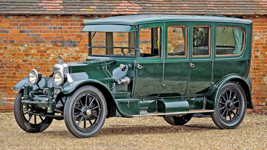Rolls-Royce e De Dion-Bouton já haviam empregado motores V8, mas a produção em série e o mito de vigor e nobreza couberam ao da Cadillac, que começou com 70 cv Rolls-Royce e De Dion-Bouton já haviam empregado motores V8, mas a produção em série e o mito de vigor e nobreza couberam ao da Cadillac, que começou com 70 cv