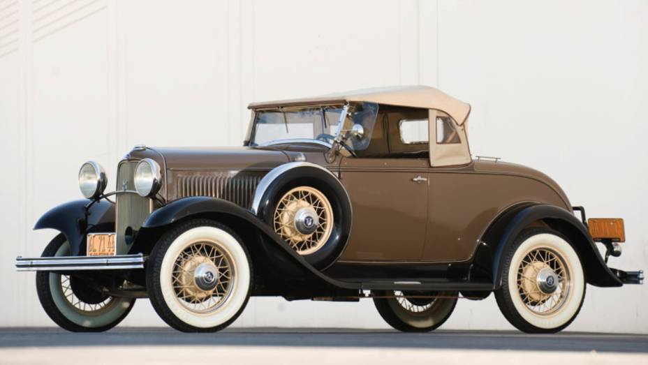 A produ&ccedil;&atilde;o em massa e a populariza&ccedil;&atilde;o das virtudes do V8 s&atilde;o m&eacute;rito da Ford, que passou a oferecer o seu em meio &agrave; Grande Depress&atilde;o e, ainda assim, acertou em cheio