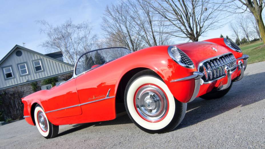 Com dois anos de mercado o Corvette conseguiu galgar seu posto de &iacute;cone de esportividade americano gra&ccedil;as a seu primeiro V8, de 195 cv. Antes ele s&oacute; oferecia um seis cilindros em linha