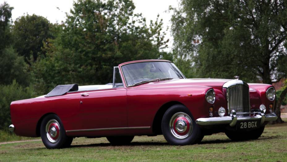 Na esteira da Rolls-Royce, que tamb&eacute;m estreava seu primeiro V8 de s&eacute;rie naquele ano, o Bentley de maior prest&iacute;gio foi agraciado com cerca de 200 cv de pot&ecirc;ncia, 30 cv a mais que o S1