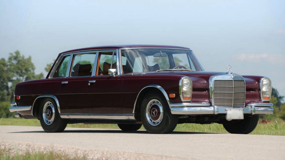 A empresa que tem na sua origem a criação do automóvel lançou seu primeiro V8 com a limusine 600, seu mais luxuoso produto. Hoje seus V8 costumam vir pelo seu braço esportivo AMG A empresa que tem na sua origem a criação do automóvel lançou seu primeiro V8 com a limusine 600, seu mais luxuoso produto. Hoje seus V8 costumam vir pelo seu braço esportivo AMG