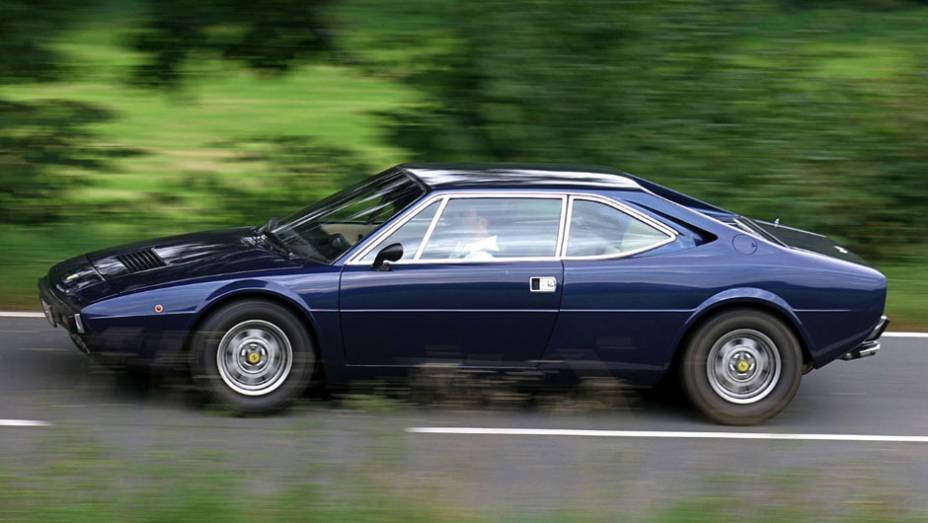 Estabelecida com esportivos de 12 cilindros e tendo experimentado com o Dino de seis, a segunda gera&ccedil;&atilde;o do modelo de entrada da Ferrari estreou seu V8, central, op&ccedil;&atilde;o que dura at&eacute; hoje na 458
