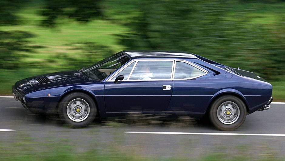 Estabelecida com esportivos de 12 cilindros e tendo experimentado com o Dino de seis, a segunda geração do modelo de entrada da Ferrari estreou seu V8, central, opção que dura até hoje na 458 Estabelecida com esportivos de 12 cilindros e tendo experimentado com o Dino de seis, a segunda geração do modelo de entrada da Ferrari estreou seu V8, central, opção que dura até hoje na 458