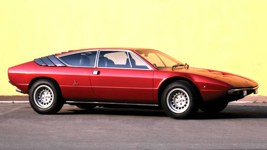 Num &uacute;nico ano, dois &iacute;cones do mercado de superesportivos estrearam seus modelos V8, Ferrari e Lamborghini. Com desenho mais agressivo, o Urraco entregava 220 cv, 35 cv a menos que a Dino