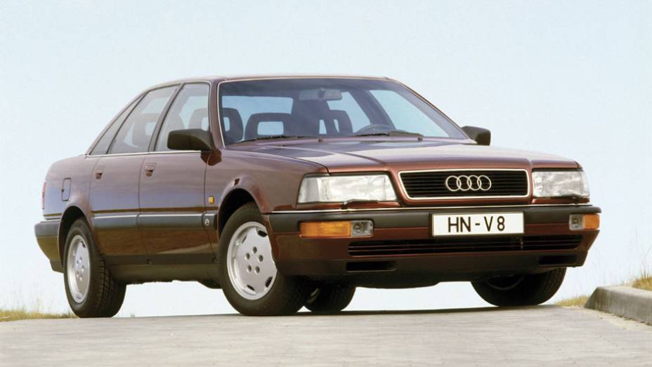 Ades&atilde;o tardia aos V8 foi a da Audi, com esse sed&atilde; baseado no 100. Ele antecedeu o A8, que catapultou o status da marca e desse tipo de propulsor em 1994.