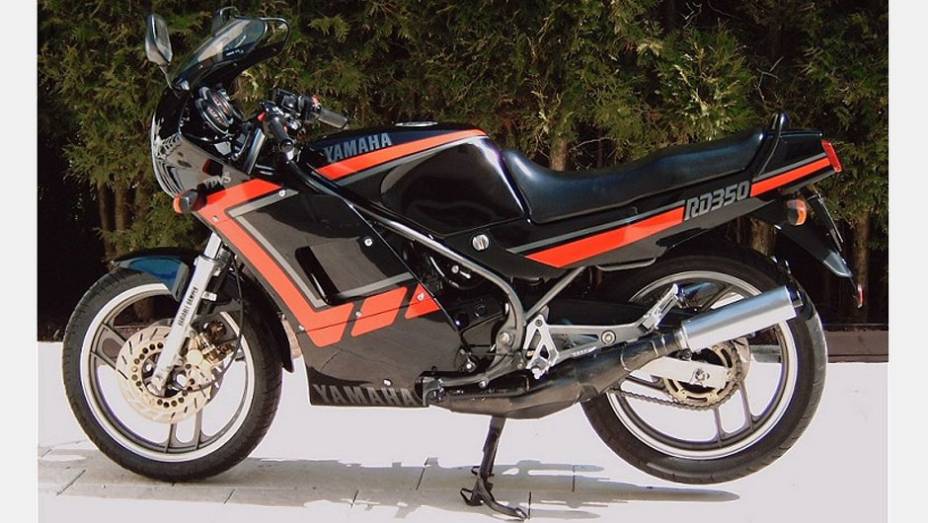 A Yamaha RD350LC, também conhecida como "Viúva Negra", fez muito sucesso na década de 1980 A Yamaha RD350LC, também conhecida como "Viúva Negra", fez muito sucesso na década de 1980