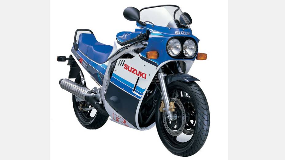 Suzuki GSX-R 750 - O modelo foi introduzido em 1985 e contava com muitas tecnologias vindas das pistas Suzuki GSX-R 750 - O modelo foi introduzido em 1985 e contava com muitas tecnologias vindas das pistas