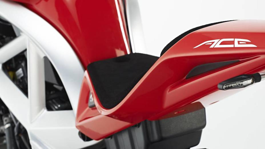 Destaque do assento da vers&atilde;o naked da Ariel Ace 2015 | <a href="https://beta-develop.quatrorodas.abril.com.br/moto/noticias/ariel-retorna-ao-mundo-duas-rodas-ace-2015-787267.shtml" rel="migration">Leia mais</a>