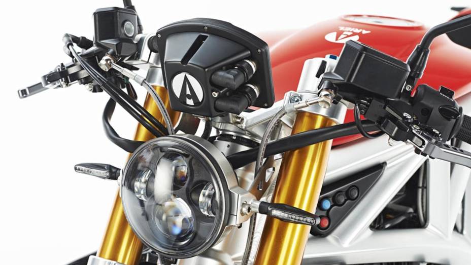 Detalhe da dianteira da Ariel Ace 2015 versão naked | <a href="https://beta-develop.quatrorodas.abril.com.br/moto/noticias/ariel-retorna-ao-mundo-duas-rodas-ace-2015-787267.shtml" rel="migration">Leia mais</a>