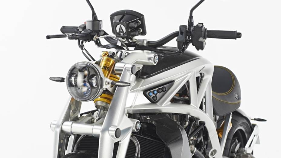 Detalhe da dianteira da Ariel Ace 2015 vers&atilde;o custom | <a href="https://beta-develop.quatrorodas.abril.com.br/moto/noticias/ariel-retorna-ao-mundo-duas-rodas-ace-2015-787267.shtml" rel="migration">Leia mais</a>