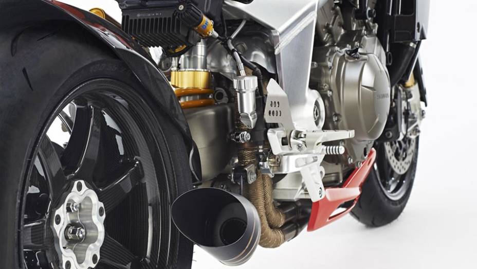 Moto conta com suspens&otilde;es &Ouml;hlins, pin&ccedil;as de freio Nissin, para-lama e tanque em fibra de carbono, painel de instrumentos de competi&ccedil;&atilde;o, assento estofado em Alcantara e pneus Dunlop de alto desempenho | <a href="https://beta-develop.quatrorodas.abril.com.br/moto/noticia" rel="migration"></a>