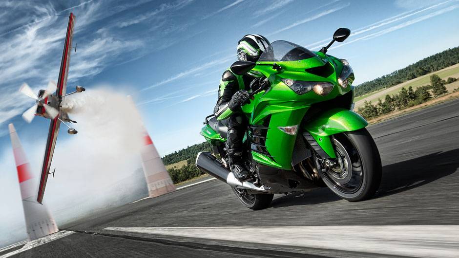1- Kawasaki Ninja ZX-14R - A superesportiva que lidera a lista conta com motor de 1.441 cc e entrega até 210 cavalos a 10.000 rpm, 15,7 mkgf de torque a 7.500 rpm, pesando 268 kg (com ABS). Para domar essa potência toda, ela conta com vários mapas de inj 1- Kawasaki Ninja ZX-14R - A superesportiva que lidera a lista conta com motor de 1.441 cc e entrega até 210 cavalos a 10.000 rpm, 15,7 mkgf de torque a 7.500 rpm, pesando 268 kg (com ABS). Para domar essa potência toda, ela conta com vários mapas de inj
