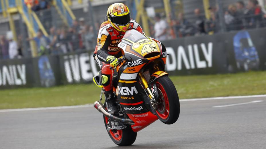 Aleix Espargaró conquistou sua primeira pole da carreira na MotoGP na Holanda | <a href="https://beta-develop.quatrorodas.abril.com.br/moto/noticias/motogp-aleix-espargaro-garante-pole-holanda-787487.shtml" rel="migration">Leia mais</a>