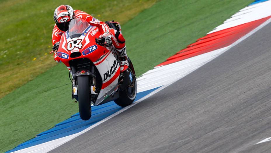 Andrea Dovizioso aparece em sétimo no grid de largada | <a href="https://beta-develop.quatrorodas.abril.com.br/moto/noticias/motogp-aleix-espargaro-garante-pole-holanda-787487.shtml" rel="migration">Leia mais</a>