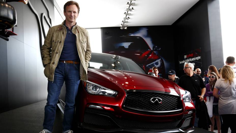 Uma das tarefas de Horner foi mostrar aos visitantes o Infiniti Q50 Eau Rouge | <a href="https://beta-develop.quatrorodas.abril.com.br/galerias/especiais/festival-goodwood-2014-parte-1-787499.shtml" rel="migration">Parte 1</a>