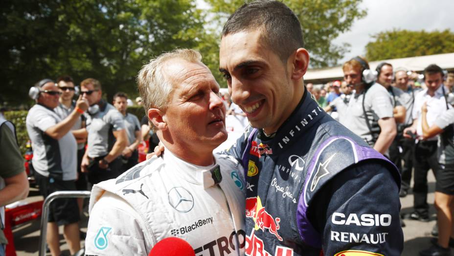 Encontro de gerações: o veteraníssimo Johnny Herbert com o ainda jovem Sébastien Buemi | <a href="https://beta-develop.quatrorodas.abril.com.br/galerias/especiais/festival-goodwood-2014-parte-1-787499.shtml" rel="migration">Parte 1</a>