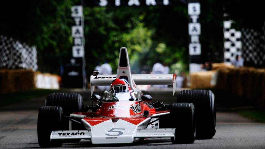 Nunca é demais mostrar a bela McLaren M23, mais uma vez conduzida por Emerson Fittipaldi | <a href="https://beta-develop.quatrorodas.abril.com.br/galerias/especiais/festival-goodwood-2014-parte-1-787499.shtml" rel="migration">Parte 1</a>